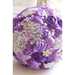 Purpurowy diamentowy perła fotostarzenie układ dekoracji twórczy gospodarstwa kwiaty